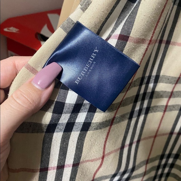Burberry Coat ! - Picture 3 of 5